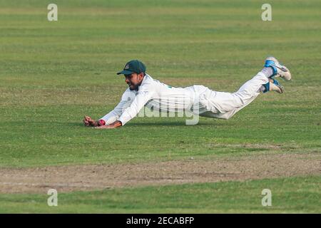 Dhaka, Bangladesh. 13 Feb 2021. Il cricket del Bangladesh Mehidy Hasan in azione durante il terzo giorno del secondo test di cricket tra West Indies e Bangladesh allo Sher-e-Bangla National Cricket Stadium. Credit: SOPA Images Limited/Alamy Live News Foto Stock