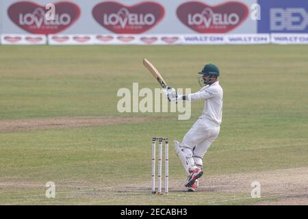 Dhaka, Bangladesh. 13 Feb 2021. Il cricket del Bangladesh Liton Das è in azione durante il terzo giorno del secondo test di cricket tra West Indies e Bangladesh allo Sher-e-Bangla National Cricket Stadium. Credit: SOPA Images Limited/Alamy Live News Foto Stock