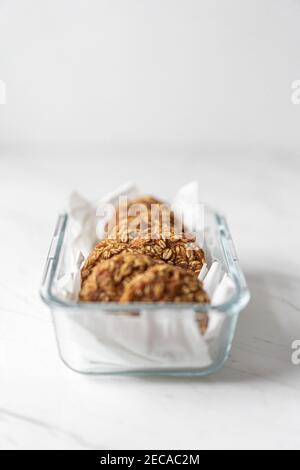 Biscotti OAT alla banana, biscotti per la colazione del mattino Foto Stock