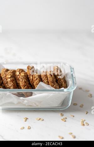 Biscotti OAT alla banana, biscotti per la colazione del mattino Foto Stock