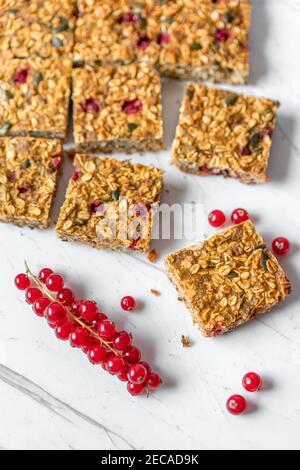 Semi di zucca barre di avena e mini ribes Foto Stock