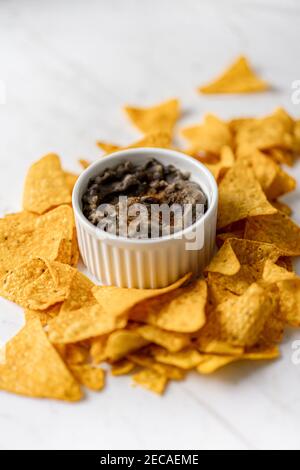 Patatine fritte di Nachos tortilla croccanti con salsa di fagioli messicani, piatto Foto Stock