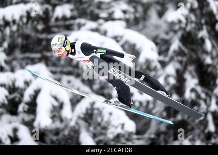 Zakopane, Polonia. 13 Feb 2021. Anze Lanisek salta con gli sci sul Great Krokiew Ski Jumping Facility durante la gara di Coppa del mondo di salto con gli sci a Zakopane. Credit: SOPA Images Limited/Alamy Live News Foto Stock