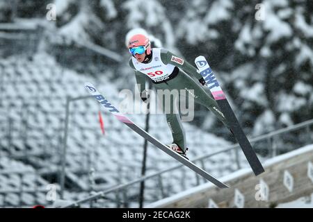 Zakopane, Polonia. 13 Feb 2021. Dawid Kubacki salta con gli sci sul Great Krokiew Ski Jumping Facility durante la gara di Coppa del mondo di salto con gli sci a Zakopane. Credit: SOPA Images Limited/Alamy Live News Foto Stock