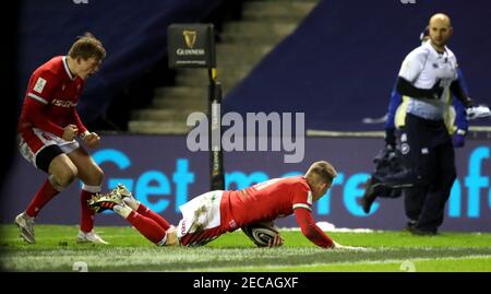 Il Wales' Liam Williams si è schierato al secondo tentativo durante la partita Guinness Six Nations al BT Murrayfield Stadium di Edimburgo. Data immagine: Sabato 13 febbraio 2021. Foto Stock