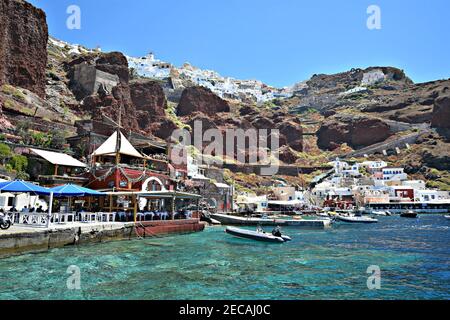 Paesaggio con vista panoramica sulla baia di Ammoudi e Oia, un villaggio tradizionale sulle rocce vulcaniche dell'isola di Santorini nelle Cicladi del Sud Egeo Grecia. Foto Stock