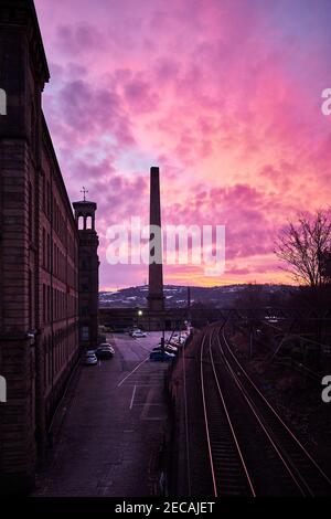 Sali Mill parte di Saltaire vittoriano modello villaggio a Saltaire, West Yorkshire. Regno Unito all'alba con collegamenti di trasporto nelle vicinanze Foto Stock