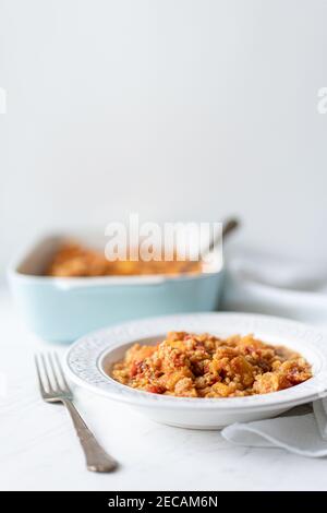 Ricci di lenticchie rosse di cocco, zucca di Butternut e carote Foto Stock