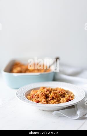 Ricci di lenticchie rosse di cocco, zucca di Butternut e carote Foto Stock
