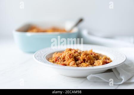 Ricci di lenticchie rosse di cocco, zucca di Butternut e carote Foto Stock