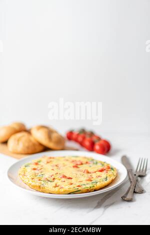 Omelet all'uovo con spinaci, pomodori e peperone all'arancia Foto Stock