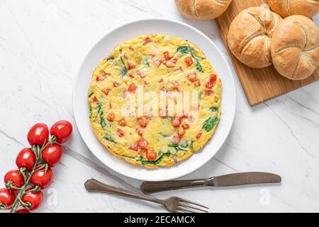 Omelet all'uovo con spinaci, pomodori e peperone all'arancia Foto Stock