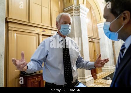 Washington, Stati Uniti. 13 Feb 2021. Il senatore Ron Johnson, un repubblicano del Wisconsin, parla ad un membro dei media al Campidoglio degli Stati Uniti a Washington, DC, sabato 13 febbraio 2021. Il Senato ha votato per prendere in considerazione una richiesta di testimoni al processo di impedimento di Donald Trump, iniettando un nuovo elemento caotico che potrebbe finire per prolungare i procedimenti che sembravano essere sulla buona strada per concludersi oggi. Foto in piscina di Stefani Reynolds/UPI Credit: UPI/Alamy Live News Foto Stock