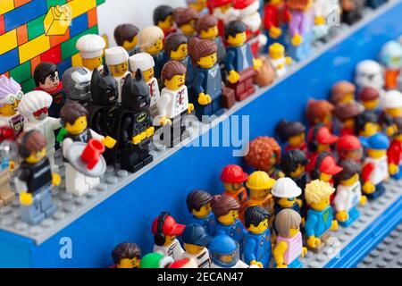 Tambov, Federazione russa - 12 febbraio 2022 tre minifigure medico Lego in  piedi su un fondo blu piastra di base Foto stock - Alamy