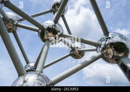 Struttura Atomium, scultura di atomi di acciaio che rappresenta un cristallo di ferro a Bruxelles, Belgio Foto Stock