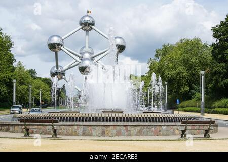 Struttura Atomium, scultura di atomi di acciaio che rappresenta un cristallo di ferro a Bruxelles, Belgio Foto Stock