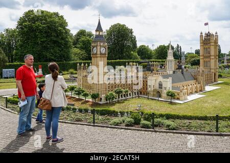 Visitatori del mini-parco in miniatura della Mini-Europa con i monumenti europei di Bruxelles, Belgio Foto Stock