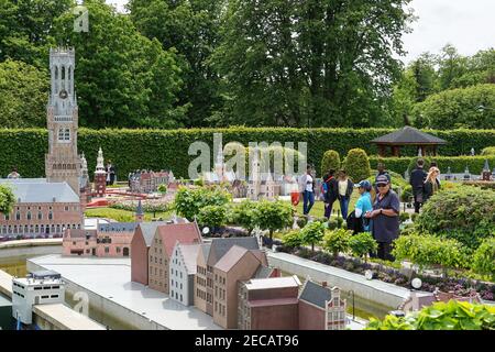 Visitatori del mini-parco in miniatura della Mini-Europa con i monumenti europei di Bruxelles, Belgio Foto Stock