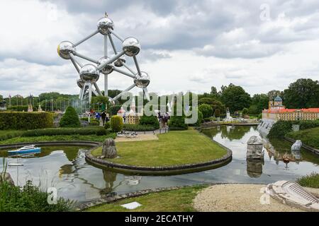 Mini-Europe Parco in miniatura con i punti di riferimento europei con la struttura Atomium sullo sfondo, Bruxelles, Belgio Foto Stock