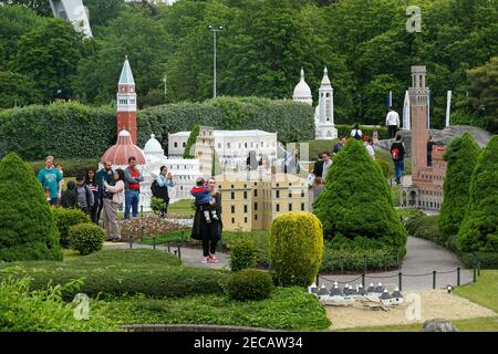 Visitatori del mini-parco in miniatura della Mini-Europa con i monumenti europei di Bruxelles, Belgio Foto Stock