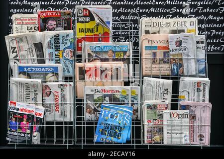 Rack con quotidiani belgi e internazionali all'esterno della edicola di Bruxelles, Belgio Foto Stock