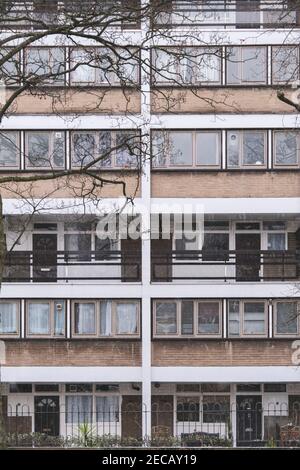 Facciata di un'autorità locale brutalista modernista mantenuto blocco di appartamenti nella Maida vale Housing Estate, Maida vale / Edgware Road, Londra, Regno Unito Foto Stock