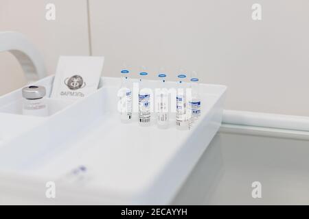 Omsk, Russia, febbraio 9,2021. Vaccino Sputnik. Ampulle di vaccino noto come Sputnik V.Ampules con lettere russe tradotte come Gam-COVID-Vac, componente Foto Stock