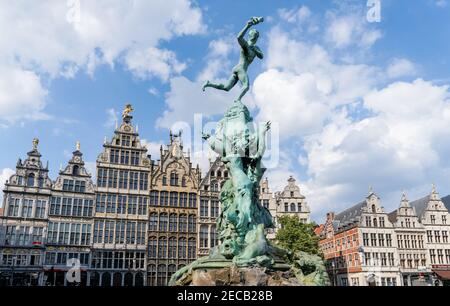 Fontana di Brabo e storiche Guildhall del XVI secolo in piazza Grote Markt ad Anversa, Fiandre, Belgio Foto Stock