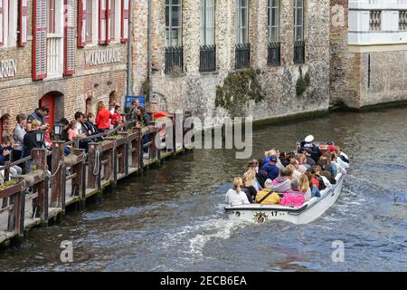 I turisti possono visitare le imbarcazioni da diporto sul canale Dijver di Bruges, in Belgio Foto Stock