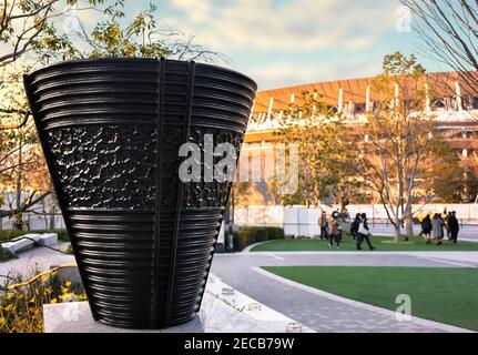 tokyo, giappone - 8 febbraio 2021: Replica del Cauldron Olimpico utilizzato nel 1964 per i Giochi Olimpici di Tokyo esposti al Japan Olympic Museum di S. Foto Stock