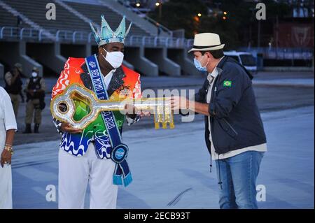 Rio de Janeiro, Rio de Janeiro, Brasile. 13 Feb 2021. RIO DE JANEIRO, RJ, 12.02.2021 - o prefeito do Rio, Eduardo Paes, partecipa nesta Sexta-feira (12), da cerimonia de iluminacao especial do Sambodromo durante o periodo em que se realizaria o Carnaval carioca. Credit: Saulo Angelo/TheNEWS2/ZUMA Wire/Alamy Live News Foto Stock