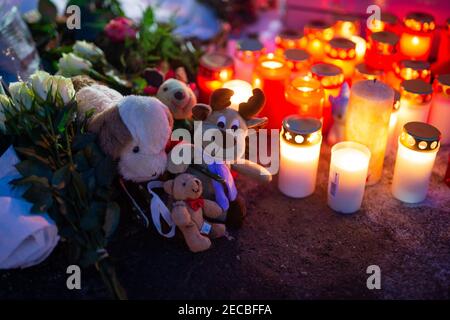 Radevormwald, Germania. 13 Feb 2021. I giocattoli e le candele si trovano di fronte alla casa in Elberfelder Straße. Dopo un incendio di ieri sera, il dipartimento dei vigili del fuoco ha scoperto cinque corpi nella casa. La polizia non esclude un possibile crimine di capitale. Credit: Jonas Güttler/dpa/Alamy Live News Foto Stock