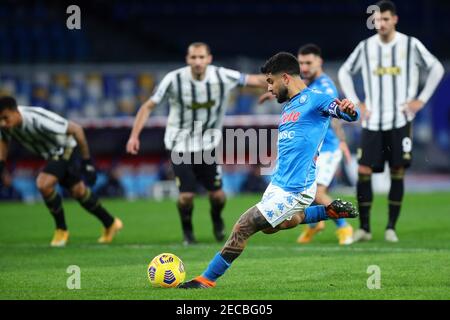 Napoli, Italia. 13 Feb 2021. Lorenzo Insigne di Napoli segna 1-0 goal by penalty durante il campionato italiano Serie A football match tra SSC Napoli e Juventus FC il 13 febbraio 2021 allo stadio Diego Armando Maradona di Napoli - Foto Federico Proietti / DPPI / LM Credit: Gruppo editoriale LiveMedia/Alamy Live News Foto Stock