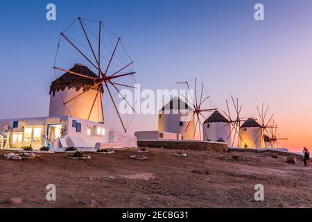 Mykonos, Grecia. Mulini a vento greci tradizionali sull'isola di Mykonos, Cicladi. Foto Stock