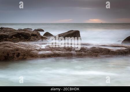 Il mare in movimento - Carnsore Point Wexford Irlanda Foto Stock