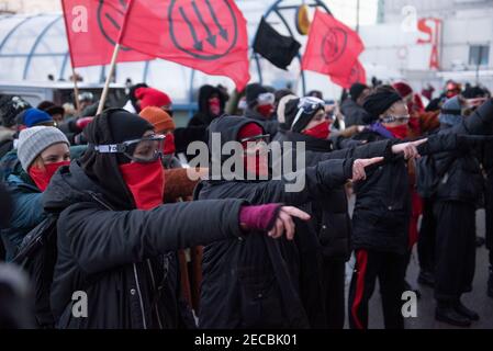 Varsavia, Varsavia, Polonia. 13 Feb 2021. Attivisti femministi si esibiscono durante una protesta contro la violenza sulle donne il 13 febbraio 2021 a Varsavia, Polonia. Circa 50 persone si sono riunite di fronte alla sede di Ordo Iuris, Poi si trasferì nel palazzo presidenziale di Varsavia per protestare contro la violenza di genere, specialmente contro le donne, eseguendo ''un violador en tu camino'', un pezzo di protesta femminista che è stato giustiziato per la prima volta dagli attivisti femministi cileni della collettiva Las Tesis nel 2019. Credit: Aleksander Kalka/ZUMA Wire/Alamy Live News Foto Stock