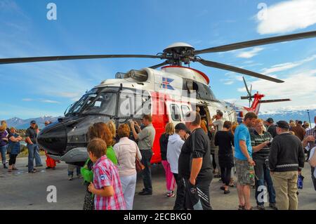 Dalvik Islanda - 7 agosto. 2010: Persone che guardano l'elicottero della guardia costiera islandese TF-LIF Foto Stock