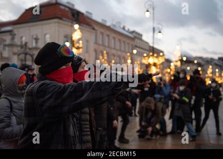 Varsavia, Varsavia, Polonia. 13 Feb 2021. Attivisti femministi si esibiscono durante una protesta contro la violenza sulle donne il 13 febbraio 2021 a Varsavia, Polonia. Circa 50 persone si sono riunite di fronte alla sede di Ordo Iuris, Poi si trasferì nel palazzo presidenziale di Varsavia per protestare contro la violenza di genere, specialmente contro le donne, eseguendo ''un violador en tu camino'', un pezzo di protesta femminista che è stato giustiziato per la prima volta dagli attivisti femministi cileni della collettiva Las Tesis nel 2019. Credit: Aleksander Kalka/ZUMA Wire/Alamy Live News Foto Stock