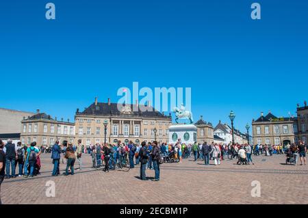 Copenaghen Danimarca - Maggio 17. 2014: La Royal Life Guards marcia da Amalienborg palazzo per il cambiamento di turno Foto Stock