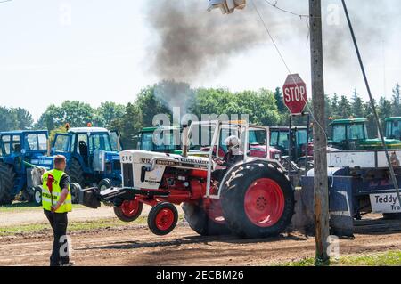 LUN Danimarca - 6 luglio. 2014: Trattore che traina la concorrenza Foto Stock