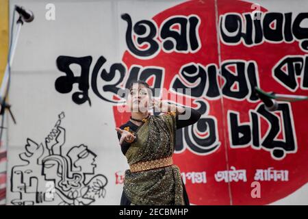 Dhaka, Bangladesh. 13 Feb 2021. Un gruppo di attivisti studenteschi ha organizzato una protesta davanti al National Shaheed Minar in Bangladesh contro il Digital Security Act. Durante le proteste, hanno organizzato giochi di strada e hanno chiesto a tutti di parlare contro l'ingiustizia e prendere posizione. (Foto di Mir Hossen Roney/Pacific Press) Credit: Pacific Press Media Production Corp./Alamy Live News Foto Stock