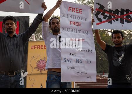 Dhaka, Bangladesh. 13 Feb 2021. Un gruppo di attivisti studenteschi ha organizzato una protesta davanti al National Shaheed Minar in Bangladesh contro il Digital Security Act. Durante le proteste, hanno organizzato giochi di strada e hanno chiesto a tutti di parlare contro l'ingiustizia e prendere posizione. (Foto di Mir Hossen Roney/Pacific Press) Credit: Pacific Press Media Production Corp./Alamy Live News Foto Stock