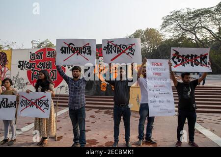 Dhaka, Bangladesh. 13 Feb 2021. Un gruppo di attivisti studenteschi ha organizzato una protesta davanti al National Shaheed Minar in Bangladesh contro il Digital Security Act. Durante le proteste, hanno organizzato giochi di strada e hanno chiesto a tutti di parlare contro l'ingiustizia e prendere posizione. (Foto di Mir Hossen Roney/Pacific Press) Credit: Pacific Press Media Production Corp./Alamy Live News Foto Stock