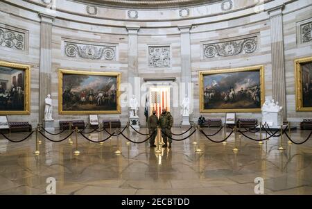 Washington, Stati Uniti. 13 Feb 2021. Mentre il secondo processo di impeachment continua contro l'ex presidente Donald Trump, i membri della Guardia Nazionale guardano le opere d'arte nella rotonda del Campidoglio degli Stati Uniti a Washington, DC sabato 13 febbraio 2021. Il Senato degli Stati Uniti ha votato oggi per consentire i testimoni nel processo contro l’impeachment di Trump. Photo by Leigh Vogel/UPI Credit: UPI/Alamy Live News Foto Stock