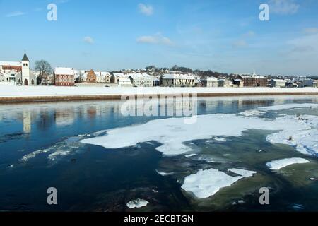 La vista del fiume Neman parzialmente coperto da ghiaccio e Kaunas centro in uno sfondo (Lituania). Foto Stock