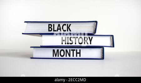 Simbolo del mese della storia nera. Libri con parole 'mese della storia nera'. Bel tavolo bianco, sfondo bianco. Storia nera concetto mese. Spazio di copia. Foto Stock
