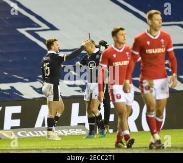 BT Murrayfield Stadium, Edinburgh.Scotland UK.13 Feb 21. Guinness sei Nazioni match. Scozia vs Galles. Scotland Stuart Hogg(15) celebra il suo secondo tentativo con Finn Russell . Credit: eric mcowat/Alamy Live News Foto Stock