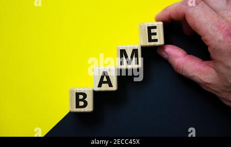 Simbolo DEL BAME. Abbreviazione BAME, nero, asiatico e etnica minoritaria su cubi di legno. Splendido sfondo giallo e nero. Spazio di copia. Affari e ZOPPO Foto Stock