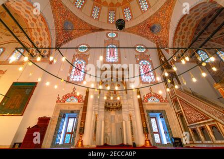 Istanbul Turchia - 12.17.2020: Interno della Moschea Beyazit a Istanbul. Foto di sfondo di Ramadan e Iftar. Moschee di Istanbul. Architettura Ottomana. Ra Foto Stock