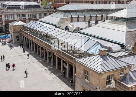 Vista obliqua dell'elevazione orientale del mercato coperto con estensione vetrata. Sushi Samba Covent Garden, Covent Garden, Regno Unito. Architetto: Eric Parr Foto Stock